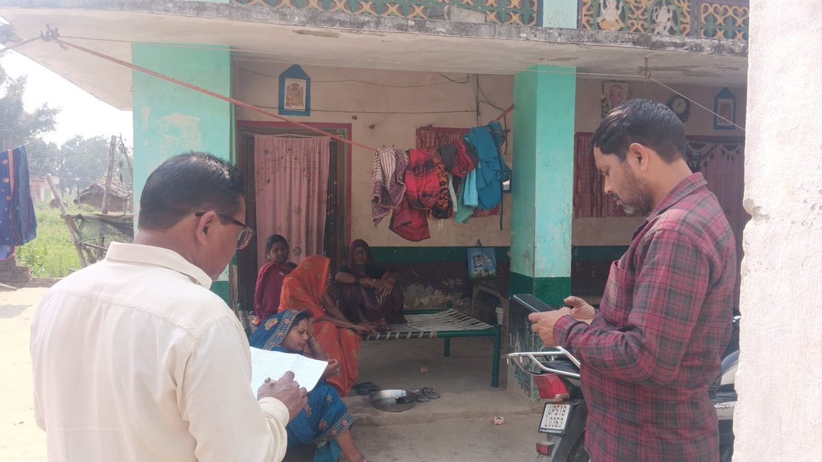 #BijliBillRahatYojna
#बिजली_बिल_राहत_योजना
<a href="/Executi70594334/">Executive Engineer Edd2Basti</a> के क्षेत्रान्तर्गत कार्मिकों द्वारा घर-घर जाकर #बिजली_बिल_राहत_योजना_2025_26 के तहत प्रचार-प्रसार/पम्पलेट वितरण/राजस्व वसूली का कार्य किया गया
<a href="/CMOfficeUP/">CM Office, GoUP</a> <a href="/aksharmaBharat/">A K Sharma</a> <a href="/ChairmanUppcl/">Chairman Uppcl</a> <a href="/UPPCLLKO/">UPPCL</a> <a href="/PuVVNLHQ/">Purvanchal Vidyut Vitaran Nigam Limited</a> <a href="/cebastipuvvnl/">Chief Engineer Basti PUVVNL</a>