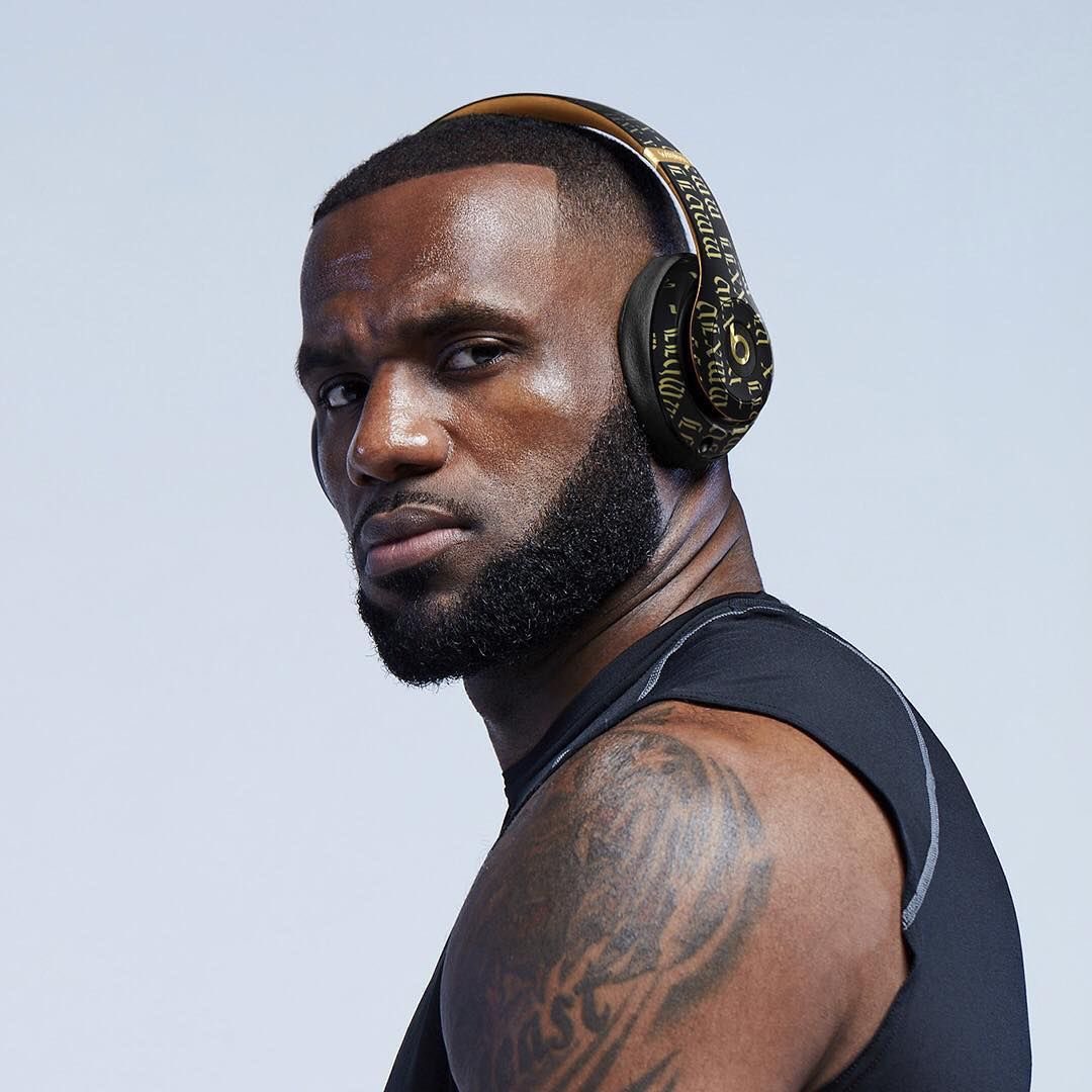 🚨 CET HOMME À 41 ANS ! 

Le sioniste LeBron James est devenu le premier joueur de l’histoire de la NBA à atteindre les 43.000 points en carrière 😳

Le meilleur basketteur de tous les temps ?