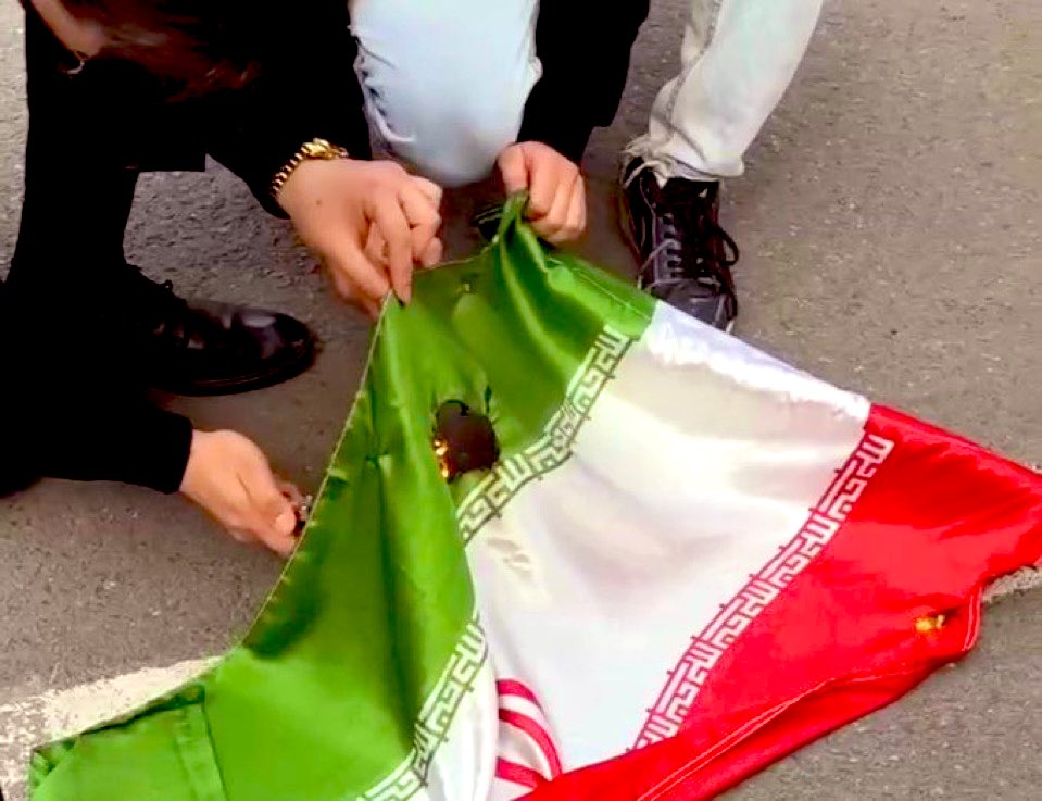 anim3223's tweet photo. رئیس این طویله رو اخراج، وزیر علوم رو استیضاح و اون حیوانات هتاک رو تا اخر عمرشون از حق تحصیل محروم و محاکمه کنید…

لعنت به مماشاتتون بیشرفا👌 https://t.co/daCPHXIBcx