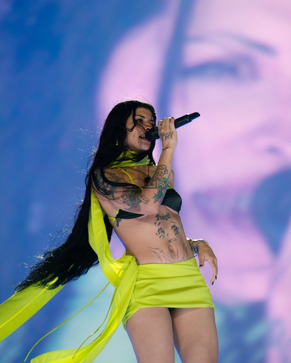 — Noche histórica: LALI y Cazzu hicieron vibrar la Fiesta Nacional de la Manzana ante más de 150 mil personas 🍎🇦🇷