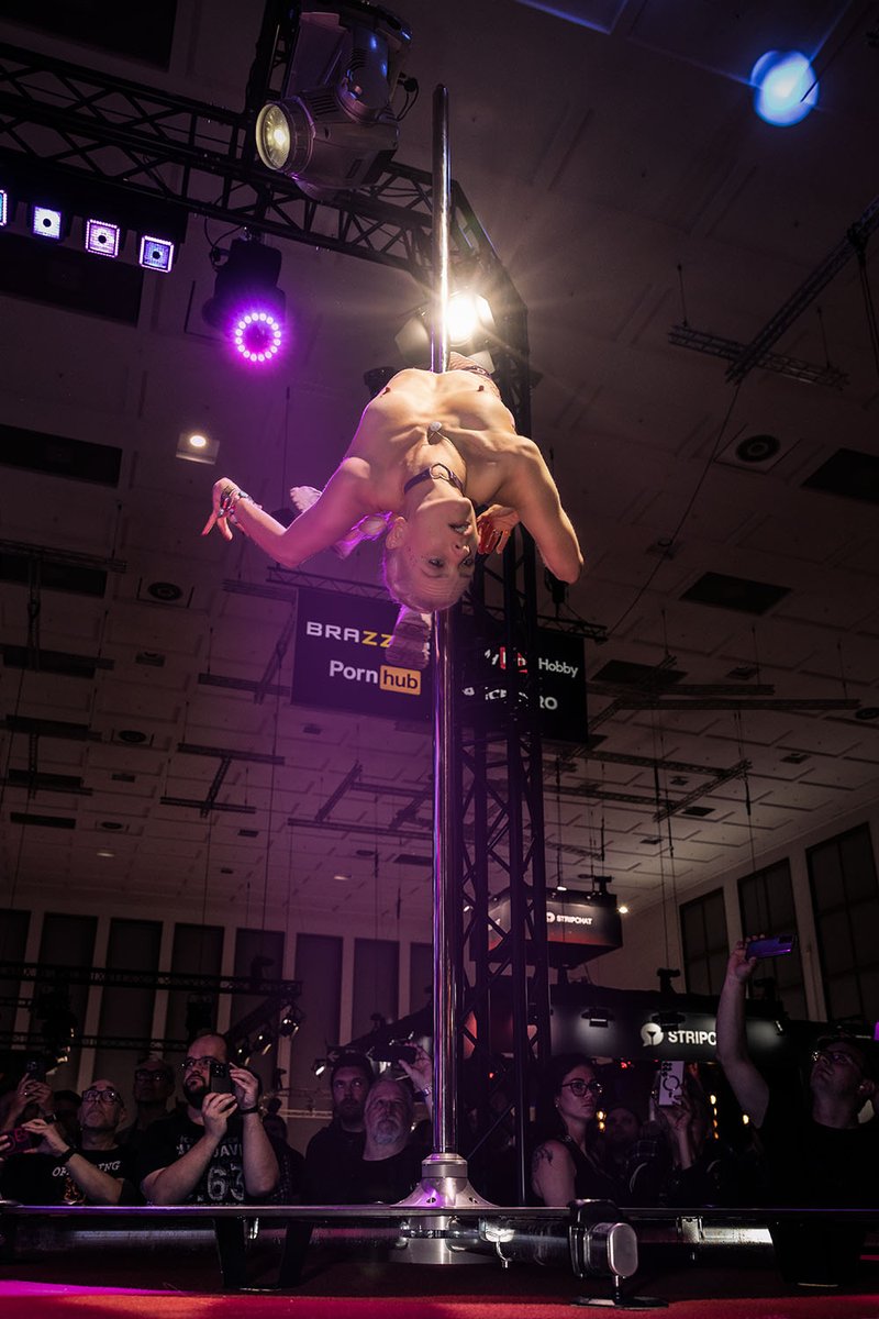 LifeEroEvents's tweet photo. @schnuggie911, ist immer wieder ein hinkgucker, wenn sie auf der @venusberlinoff die @mydirtyhobby  Bühne rockt. Sie ist die ungekrönte Königin an der Stange und ihre Fans lieben sie einfach. 
Dem können wir uns nur anschießen. https://t.co/E3z6buTsTt