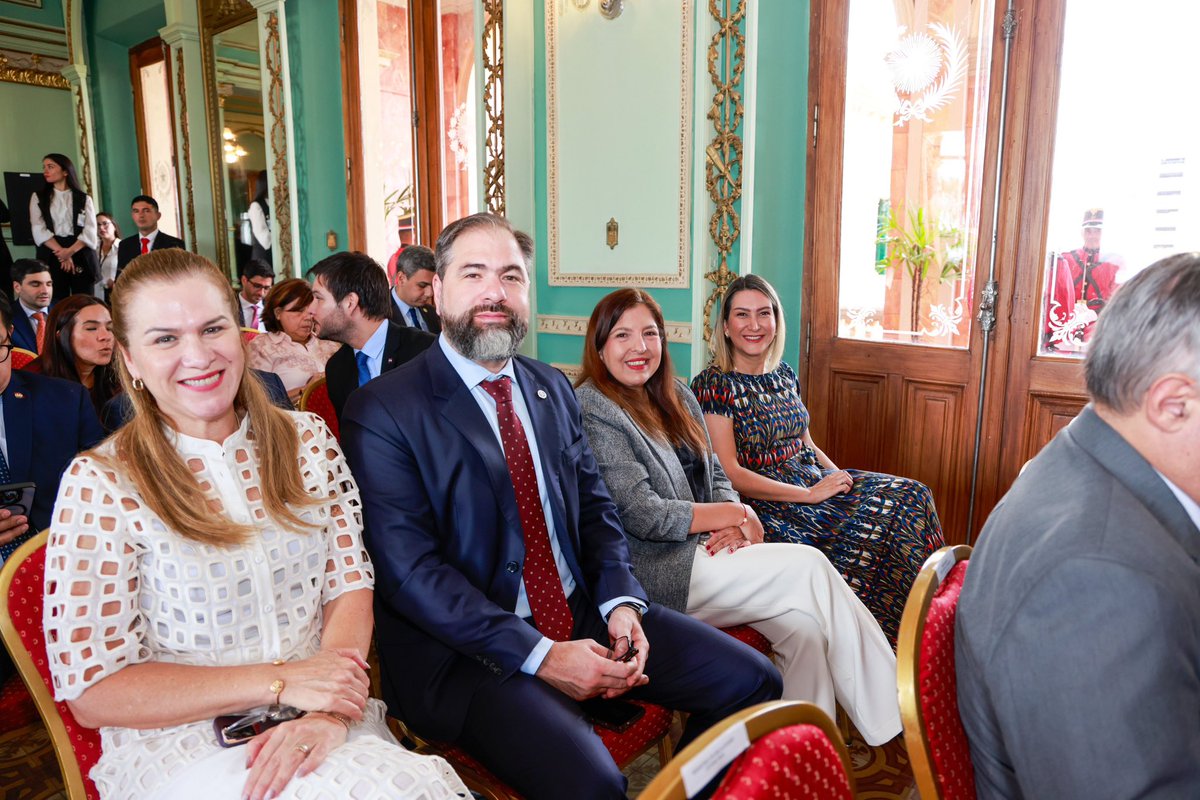 MTESS_PY's tweet photo. 📌 La ministra de Trabajo, @monicarecalded, participó del acto de asunción del nuevo ministro del @MIC_PY, Marcos Riquelme.
Desde el #MTESS le deseamos éxitos en esta nueva responsabilidad al frente del MIC y expresamos la voluntad de trabajar de manera articulada para fortalecer la mano de obra paraguaya, impulsar la capacitación y acompañar las inversiones en industrias y comercios que se proyectan para el país.
La coordinación entre trabajo e industria es clave para generar más empleo formal, mayor competitividad y mejores oportunidades para los trabajadores y trabajadoras del Paraguay.