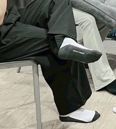 แล้วถุงเท้าวิลเลี่ยมคือสลัดลุค ceo มาก เออๆ รู้แล้วว่าวงเป็นพรีเซนเตอร์รองเท้านักเรียน ทราบละจริง ไม่ต้องตีตลาดวัยเรียนจนเข้าถึงซิกเนเจอร์ขนาดนั้นก็ได้ 5555555555555555555555555555555555