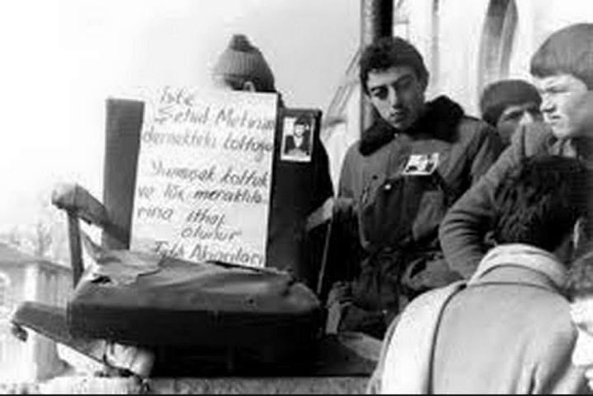 Şöyle Yazıyor: " İşte Şehid Metin Yüksel'in dernekteki koltuğu, yumuşak koltuk ve lüx meraklılarına ithaf olunur."