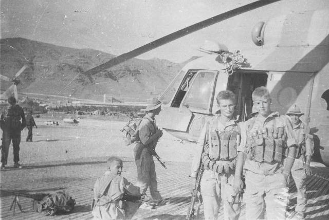 Блин, сей час перелопатил дембельский альбом, и выяснил, что практически ни одной приличной фотки то и нет , типа там в парадке, или просто в хб,  одна-две с присяги. Все или в камуфляже или и в песчанки.🙄Здесь вообще пацан пацаном, хотя уже год отслужил.😧