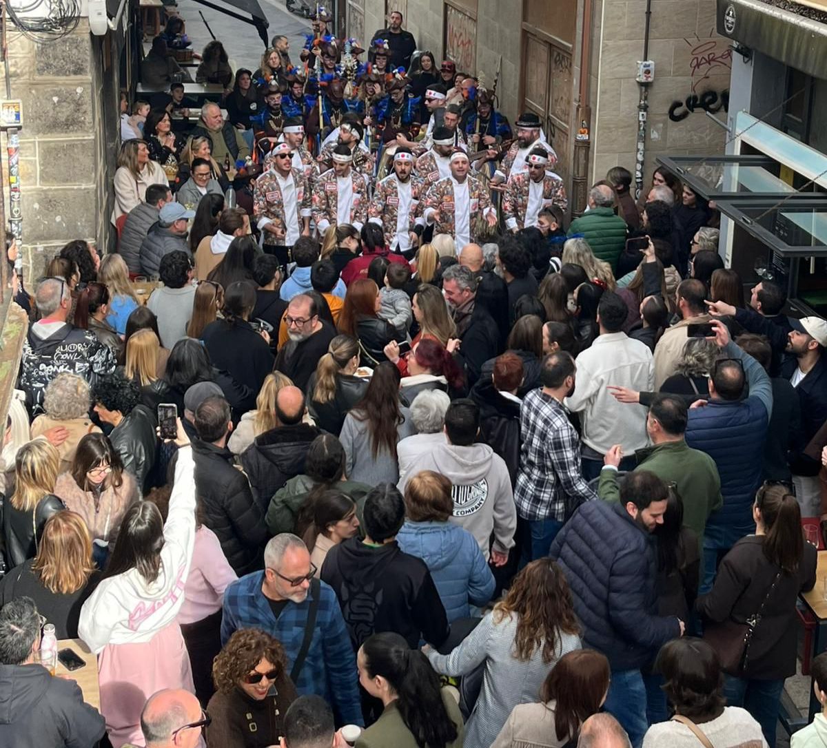 Ayer viví en Castro uno de los ratos carnavaleros mas puros de mi vida, que gustazo han sido Los Izakayas 🎭⛩️🎭