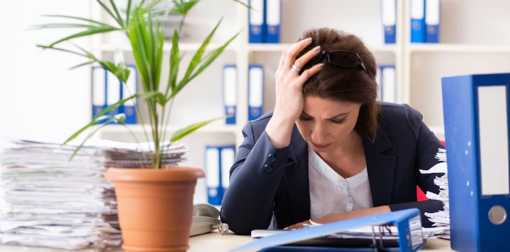 ChEnected's tweet image. If you're a mid-#career leader, you may be due for #burnout bit.ly/3ZLHiAB #workload #midcareer #professionaldevelopment