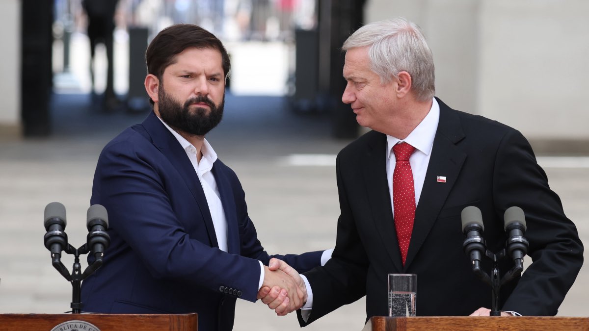 Kast, un caballero que da la mano mirando a los ojos, y el otro, un roto de mierda.