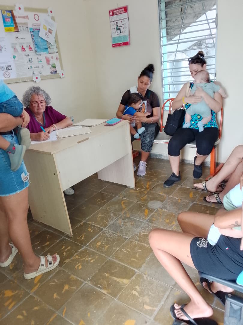 CMF # 12 Policlínico Ángel Machaco Ameijeiras

Intervención de PAMI para valorar por pediatra en el consultorio a los niños lactantes para prever posibles enfermedades y garantizar su crecimiento saludable