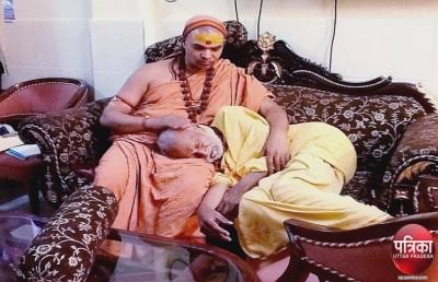 awesh29's tweet photo. प्रातः स्मरणीय आदरणीय शंकराचार्य अविमुक्तेश्वरानंद से प्रेम की वजह सिर्��� एक यह तस्वीर भी हो सकती है। उनकी गोद में उनके शिष्य और गंगा के लिए अपनी जीवन लीला समाप्त कर देने वाले प्रो जी ड��� अग्रवाल हैं। 

उन्होंने रुड़की विश्वविद्यालय से स्नातक और अमेरिका के बर्कले स्थित कैलिफोर्निया विश्वविद्यालय से एनवायर्नमेंटल इंजीनियरिंग में पी.एच.डी. की उपाधि प्राप्त की थी। वो आईआईटी कानपुर में सिविल इंजीनियरिंग और इन्वायरमेंटल इंजीनियरिंग के एचओडी थे। अपना पूरा जीवन उन्होंने मां गंगा की स्वच्छता के लिए समर्पित कर दिया।

स्वामी अविमुक्तेश्वरानंद, जी.डी. अग्रवाल के आध्यात्मिक ��ुरु थे। जब प्रोफेसर डॉ. जी.डी. अग्रवाल ने संन्यास लिया, तो उन्होंने स्वामी अविमुक्तेश्वरानंद से ही संन्यास की दीक्षा ली थी, जिसके बाद उनका नाम स्वामी ज्ञानस्वरूप सानंद रखा गया। जब अग्रवाल सर ने अपना जीवन छोड़ा अपनी वसीयत में अपने गुरु से अपेक्षा करी कि वह गंगा मां की स्वच्छता के लिए अपना अभियान जारी रखेंगे।

नफरती, सत्ता लोभी कभी एक ��ंत के तप को नहीं समझेंगें। धिक्कार है उस हिन्दू पर जो अपने निरपराध संत के ऊपर दोषारोपण के बावजूद खामोश है।