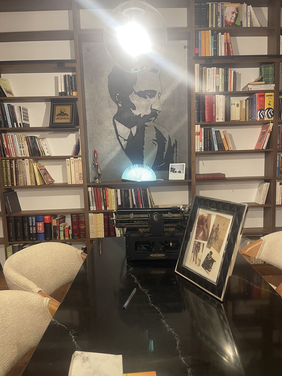 Amadekariyên Kitêbxaneya Celadet Alî Bedirxan ku wê ji hezaran berhemên giştî yê kurdî û kitêbên bi zimanên din ên li ser kurdan hatine nivîsandin pêk bê, dewam dike. Kitêbxane di 26ê Nîsanê, salvegera rojbûna Mîr de vedibe.

avesta I CULTURE
Hasırlı Mah. Bardakçı Sok. No: 2
Sur