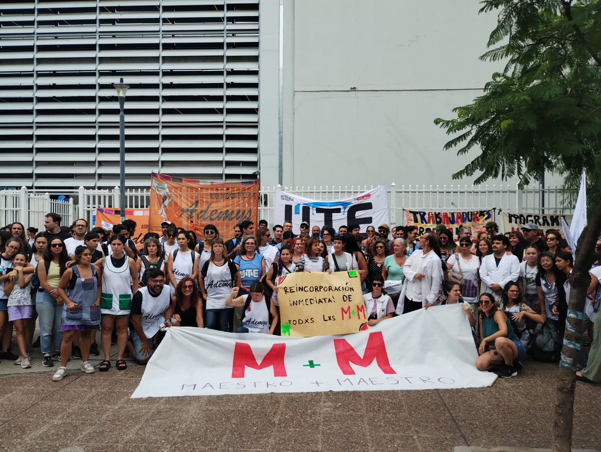 amandamartinok's tweet photo. Como corresponde vinimos al ministerio a reclamar contra los ceses docentes. Es la reforma laboral en acción. 
No la podemos dejar pasar. https://t.co/om0WMtL9Jg