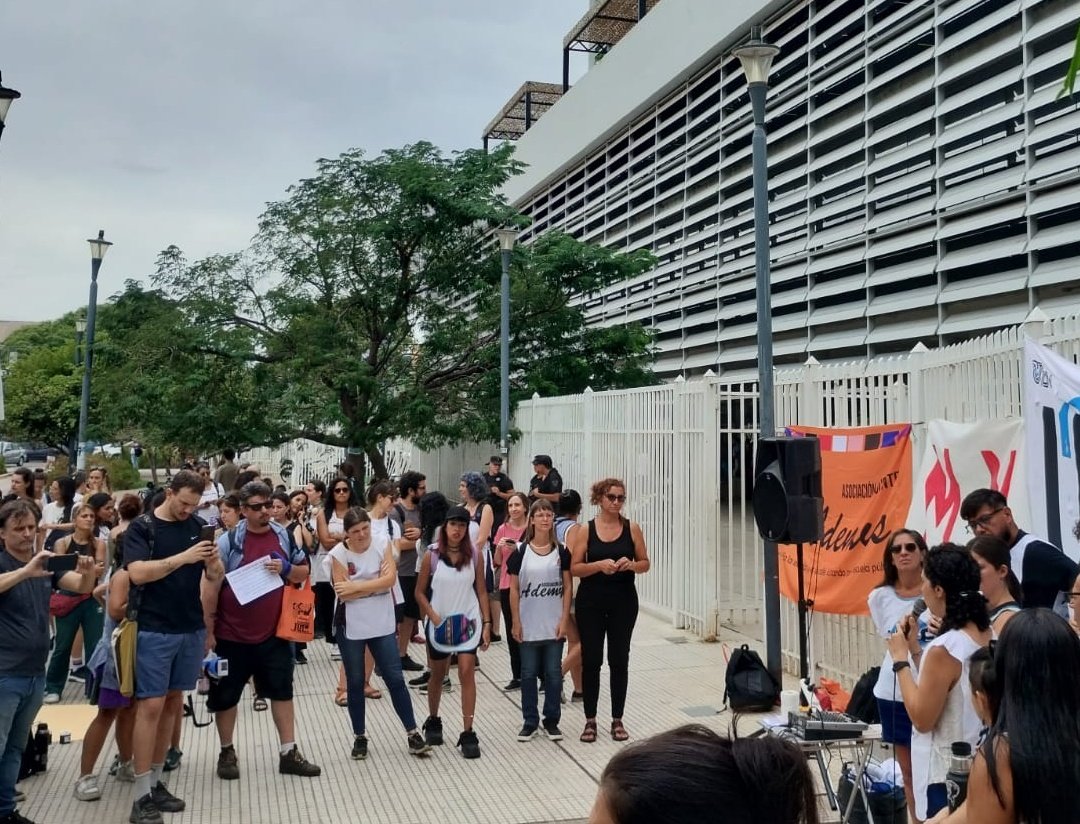 amandamartinok's tweet photo. Como corresponde vinimos al ministerio a reclamar contra los ceses docentes. Es la reforma laboral en acción. 
No la podemos dejar pasar. https://t.co/om0WMtL9Jg