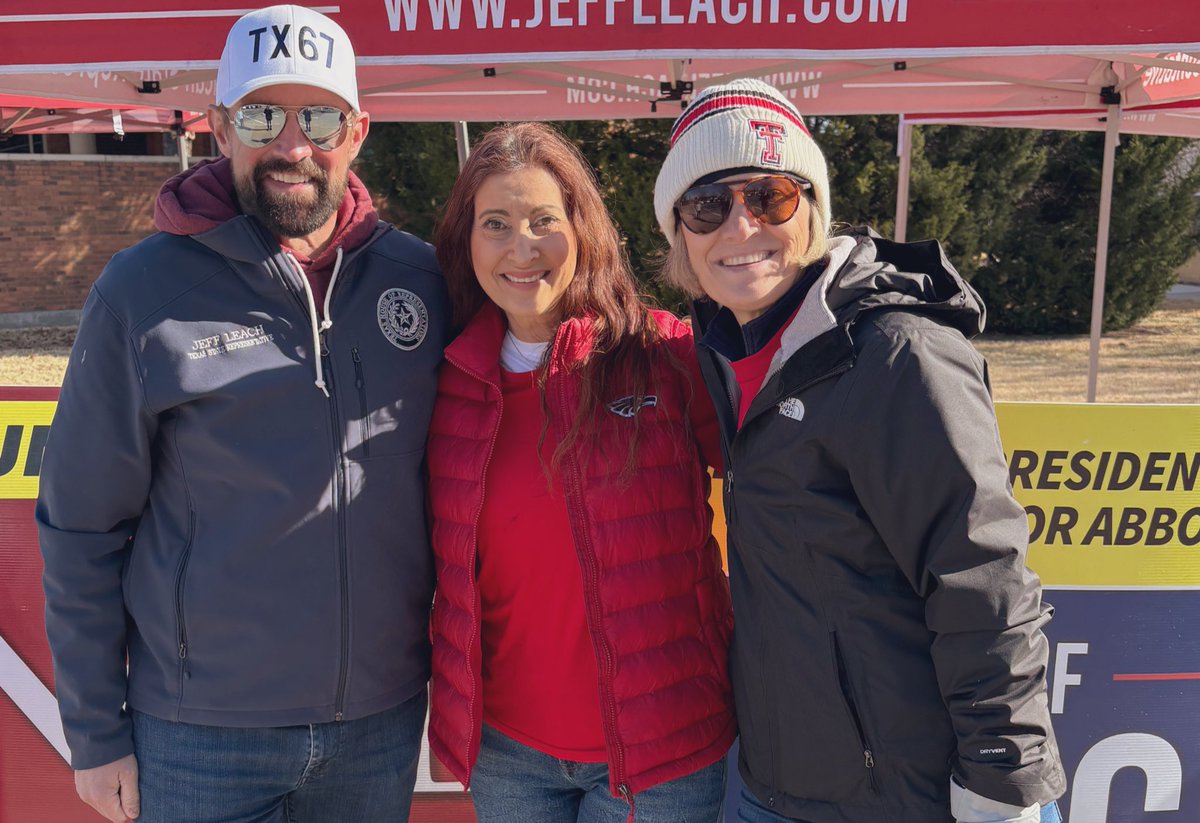 leachfortexas's tweet photo. It’s 🥶 🥶 🥶 this morning but the polls are 🔥 🔥 🔥 and open til 7pm! Team Leach is out and about in #HD67 and would love to see you. #txlege https://t.co/BkX6kQW75k