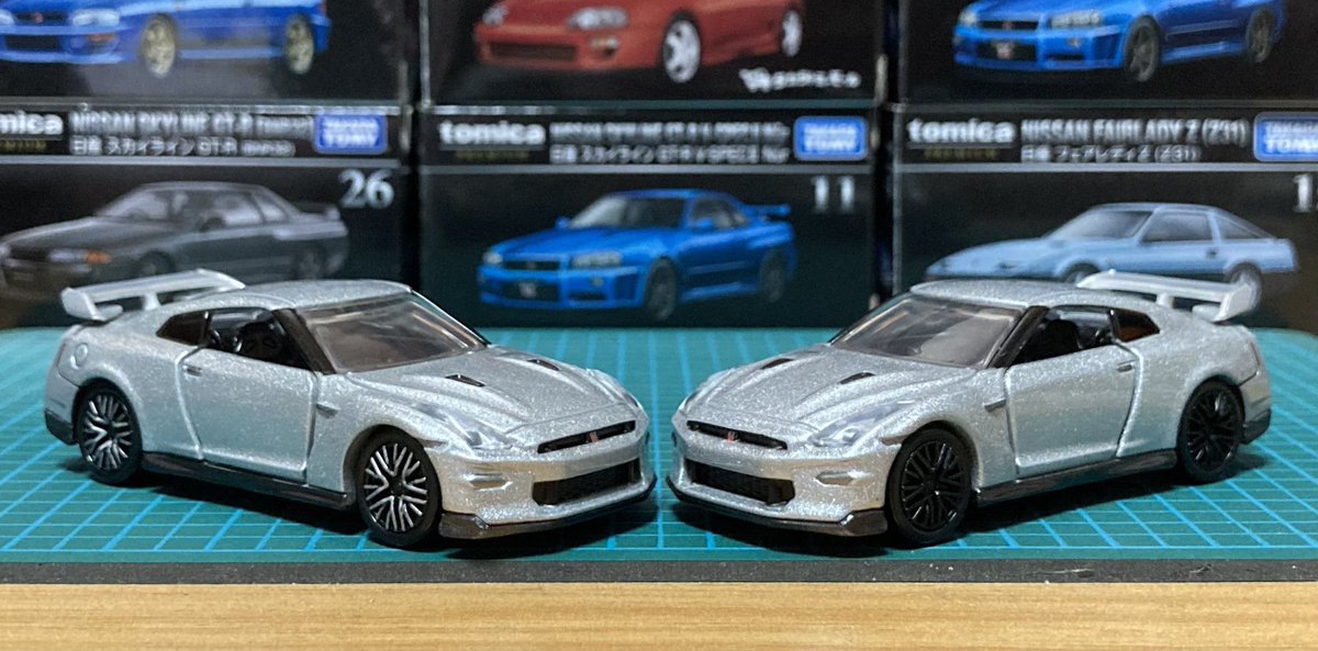 トミカプレミアム49 日産GT-R
ホイールのスポークをシルバーで塗ってみた。実車には近づいたけど、個人的には黒一色の方が好みです。
