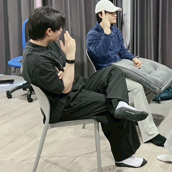 (((ถุงเท้าน่าเอ็นดูมาก ใครจะด่าฮีลงวะ 😂)))