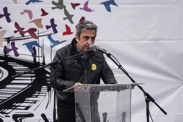 w1qRzns6NiIMv9e's tweet photo. ΑΣΛΑΝΙΔΗΣ:"Η οργή μου ως πατέρας ξεχειλίζει.Δεν μπορώ να μείνω αμέτοχος και σιωπηλός μπροστά σε μια μεθόδευση που πρωτίστως προσβάλλει την μνήμη των νεκρών μας και παράλληλα στερείται επιστημονικής σοβαρότητας.Καταγγέλω δημόσια την έρευνα-παρωδία που επιμένει"ελληνικά"μέσα σε ένα ασφυκτικό και προσχηματικό χρονικό πλαίσιο υπό το κράτος ενός αυθαίρετου εξαναγκασμού την ίδια στιγμή που τα κορυφαία ιδρύματα της χώρας μας δηλώνουν ότι αδυνατούν να πραγματοποιήσουν τις εξειδικευμένες αναλύσεις που απαιτούνται τρία χρόνια μετά το έγκλημα.Εύλογα διερωτώμαι:γιατί η Εισαγγελία Λάρισας αποκλείει πεισματικά τα διεθνή πιστοποιημένα κέντρα στο εξωτερικό,τα μόνα που διαθέτουν την τεχνολογία για να βρουν την αλήθεια?Ποια σκοπιμότητα εξυπηρετεί η βιασύνη της"διεκπεραίωσης"ακριβώς πάνω στην επέτειο της τραγωδίας?Η προχθεσινή ακύρωση των πρώτων προγραμματισμένων εκταφών μετά από εξώδικα που κατατέθηκαν από οικογένειες θυμάτων αποδεικνύει το μέγεθος του εμπαιγμού.Αποδείχθηκε ότι η βιασύνη της Εισαγγελίας δεν είχε κανένα νομικό ή επιστημονικό έρεισμα.Η καθολική αντίδραση των συγγενών απέναντι σε αυτές τις μεθοδεύσεις σταμάτησε,έστω και προσωρινά μια διαδικασία που προσβάλλει βάναυσα την μνήμη των ανθρώπων μας.Η αλήθεια δεν θα θαφτεί για δεύτερη φορά.Η εκταφή είναι η πιο οδυνηρή πράξη για έναν γονιό και την απεύχομαι για όλους.Δεν θα επιτρέψω λοιπόν να μετατραπεί σε βιαστική γραφειοκρατική διαδικασία με σκοπό την αποποίηση ευθυνών και την συγκάλυψη.Η οικογένεια μου απαιτεί την άμεση ανάκληση του χρονικού τελεσίγραφου και την αποδοχή του αιτήματος για αποστολή των δειγμάτων σε εξειδικευμένα εργαστήρια του εξωτερικού.Σεβαστείτε επιτέλους την οδύνη μας.Δώστε ανάσα στην δικαιοσύνη"!!
👇👇