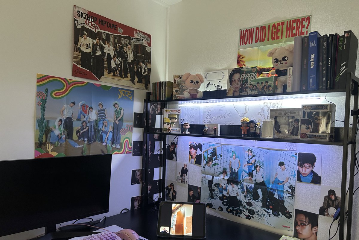 musttbeluv's tweet image. he comprado un escritorio nuevo y acabo de terminar de recortarlo un poco rawr