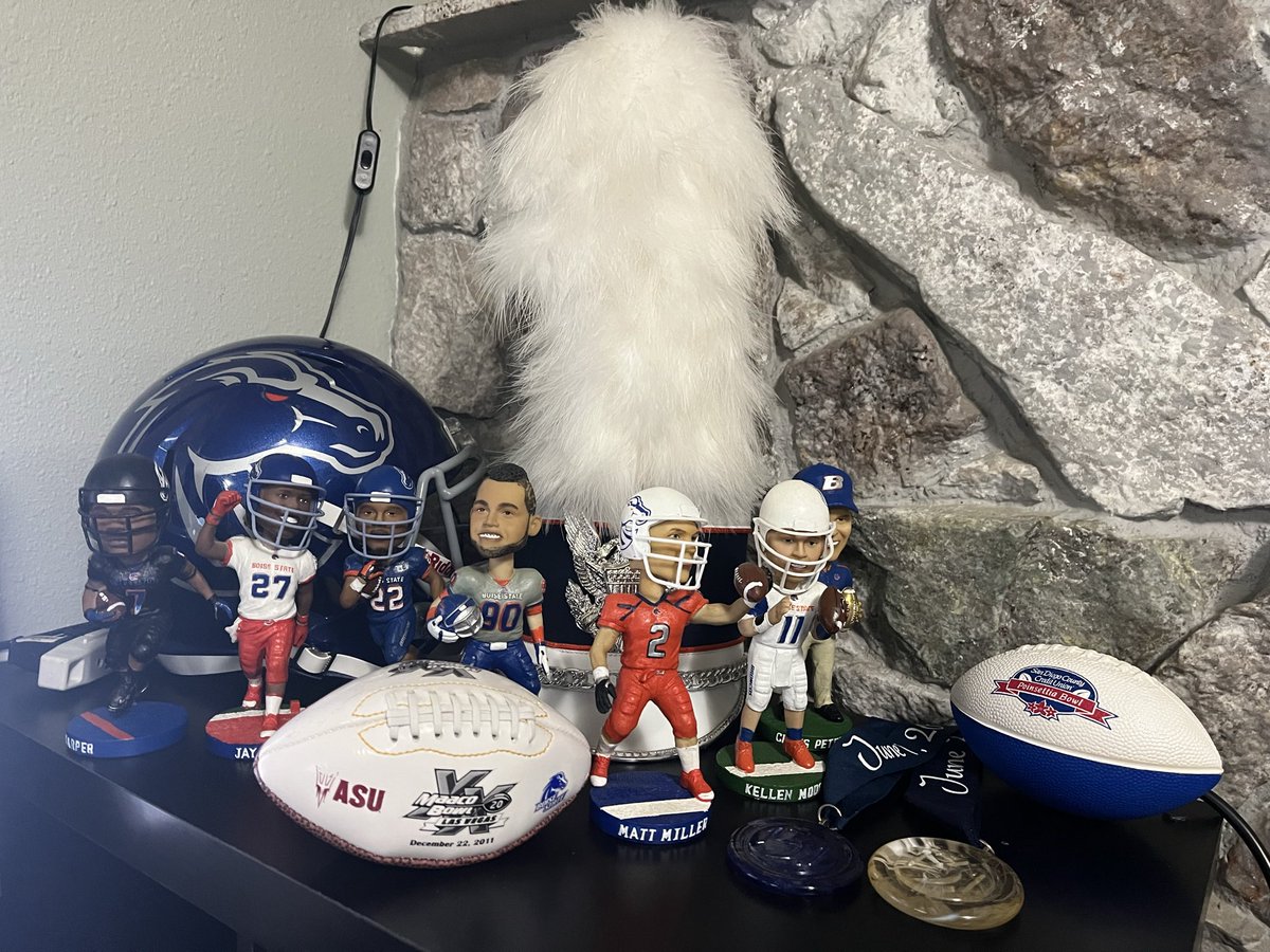 LunalNewport's tweet photo. New location. New desk. New BSU display #SettlingIn https://t.co/DCvkgWgbwd