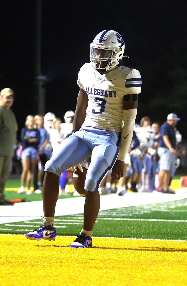 Des1jordan's tweet photo. Over 9,000 career yards❗️128 touchdowns, 4 picks, all region, all district 4 years, 6 school records‼️ Onto college ball https://t.co/EhyZcIiA7m https://t.co/WzvktTiFzs