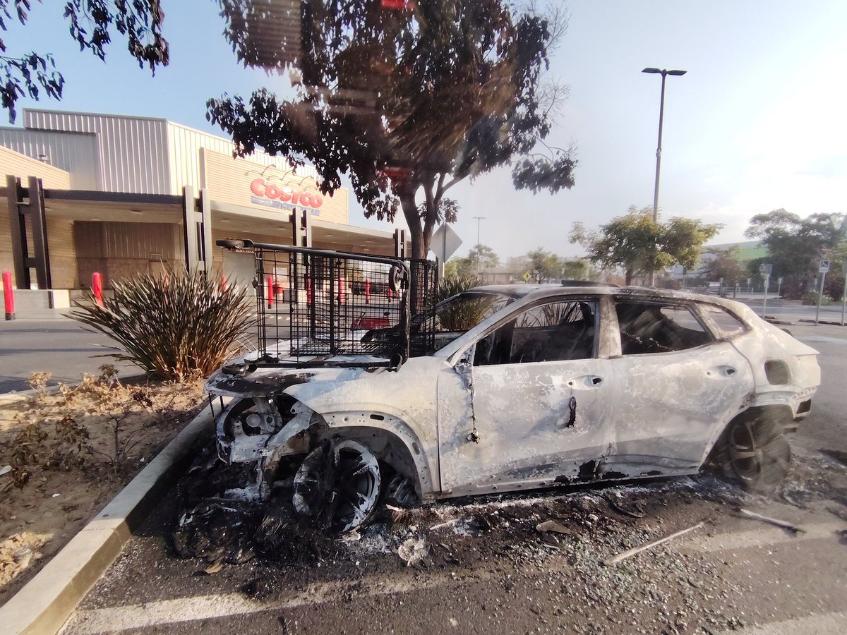 Más de 30 autos y dos trailers quemados en Costco en #PuertoVallarta