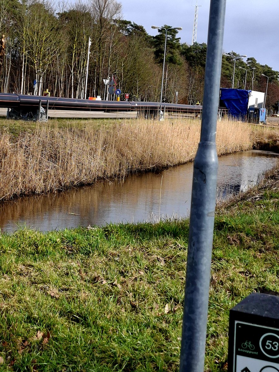 Momenteel wordt hard gewerkt aan de Staartweg. Gelijk wordt er ook een grotere persleiding vanaf de nieuwbouw Urkerhard naar het gemeentehuis vervangen. De reden zou zijn dat de nieuwste belastingaanslagen steeds hoger worden en er nu wel doorheen  geperst kunnen worden.......