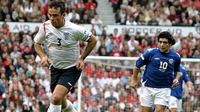 Pogopedia's tweet photo. 🔟 El día que a Robbie Williams le tocó marcar a Maradona en Manchester. https://t.co/jJJ5BjmpPu