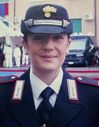 Con tristezza apprendo della scomparsa di Mariangela Spedicato, Luogotenente dei Carabinieri e tra le prime donne a indossare l’uniforme dell’Arma.

Punto di riferimento per colleghi e cittadini, ha svolto il suo servizio con dedizione, professionalità e una sensibilità rara. Ha