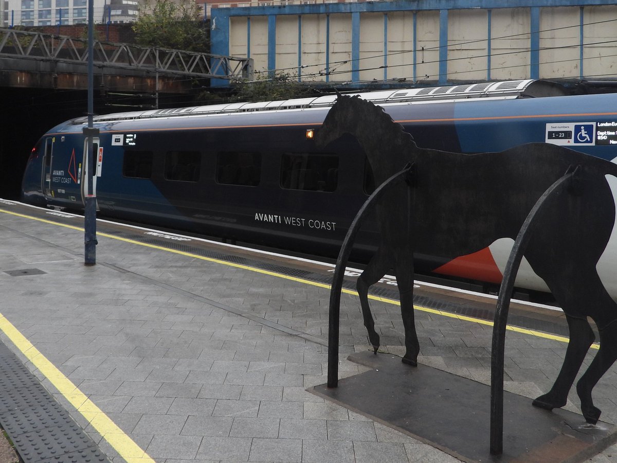 DanSpotter86's tweet image. Heres a shot of @AvantiWestCoast Class 807008 seen here in Birmingham New Street Grand Central Station after arrived from London Euston on 03/10/25. #Class807 #birmingham #Westmidlands #Avantiwestcoast #WCML #CCL #SVL #Grandcentral