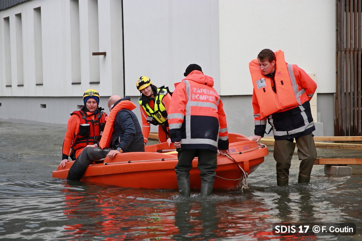 Pompiers17 tweet media