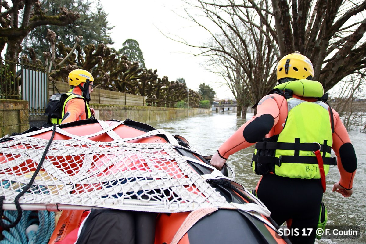 Pompiers17 tweet media