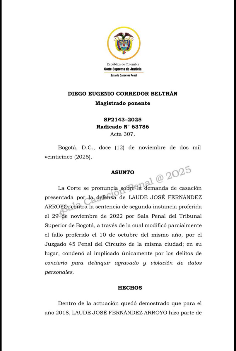 AlbertoPoveda17's tweet photo. 🚨 Requisitos para la concesión de la prisión domiciliaria para padre cabeza de familia🚨 
En sentencia SP2143, rad. 63786, del 12 de noviembre de 2025, la Sala de Casación Penal de la CSJ desarrolló los requisitos legales y probatorios, de la siguiente forma:
1. La prisión domiciliaria por calidad de madre o padre cabeza de familia, resulta procedente cuando la persona condenada tiene a cargo hijos menores u otras personas incapaces o incapacitadas para trabajar, bien por su edad, ora por problemas graves a la salud, siempre y cuando se verifiquen los requisitos consagrados expresamente en la norma antes mencionadas, como la exista “deficiencia sustancial de ayuda de los demás miembros de la familia”.
1.1. La prevalencia del interés superior del menor no exime al juez de verificar el cabal cumplimiento de los requisitos exigidos en la ley, para acceder al sustituto de la prisión domiciliaria, por la condición de padre o madre cabeza de familia, en tanto, “no existen derechos absolutos”.
1.2. La privación de la libertad en el domicilio de la madre o padre cabeza de familia, no es un derecho per se. Su objetivo es proteger a menores de edad o personas incapaces o incapacitadas para trabajar y no beneficiar al condenado. Para su concesión se requiere del cumplimiento de requisitos específicos y debe ser evaluada según las especificidades de cada caso.
1.3. En lo que concierne a la individualización de pena y el artículo 447 del Código de Procedimiento Penal, es una carga que la ley le impone a las partes, para que se refieran a la probable determinación de la pena aplicable y la concesión de algún subrogado, caso último en el cual tiene la obligación, quien así lo alega, de allegar los elementos para su demostración.