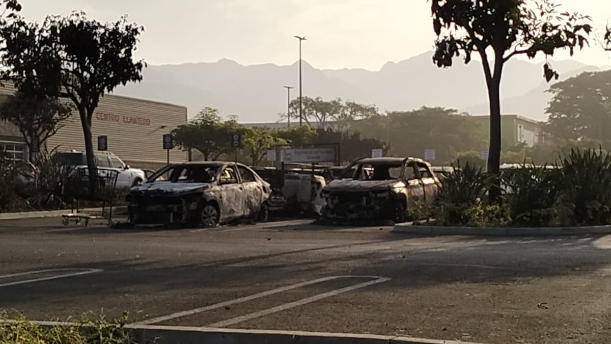 jorgegogdl's tweet photo. En Puerto Vallarta, el narco terrorismo quemó 30 coches en el estacionamiento del Costco, tras la captura del Mencho.

Fotos
@CarolinaGomezA https://t.co/GfDQH0YlmJ