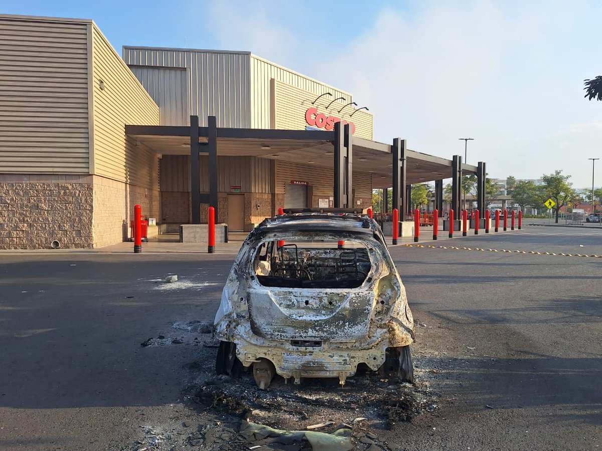 En Puerto Vallarta, el narco terrorismo quemó 30 coches en el estacionamiento del Costco, tras la captura del Mencho.

Fotos
<a href="/CarolinaGomezA/">Carolina Gomez Aguiñaga</a>
