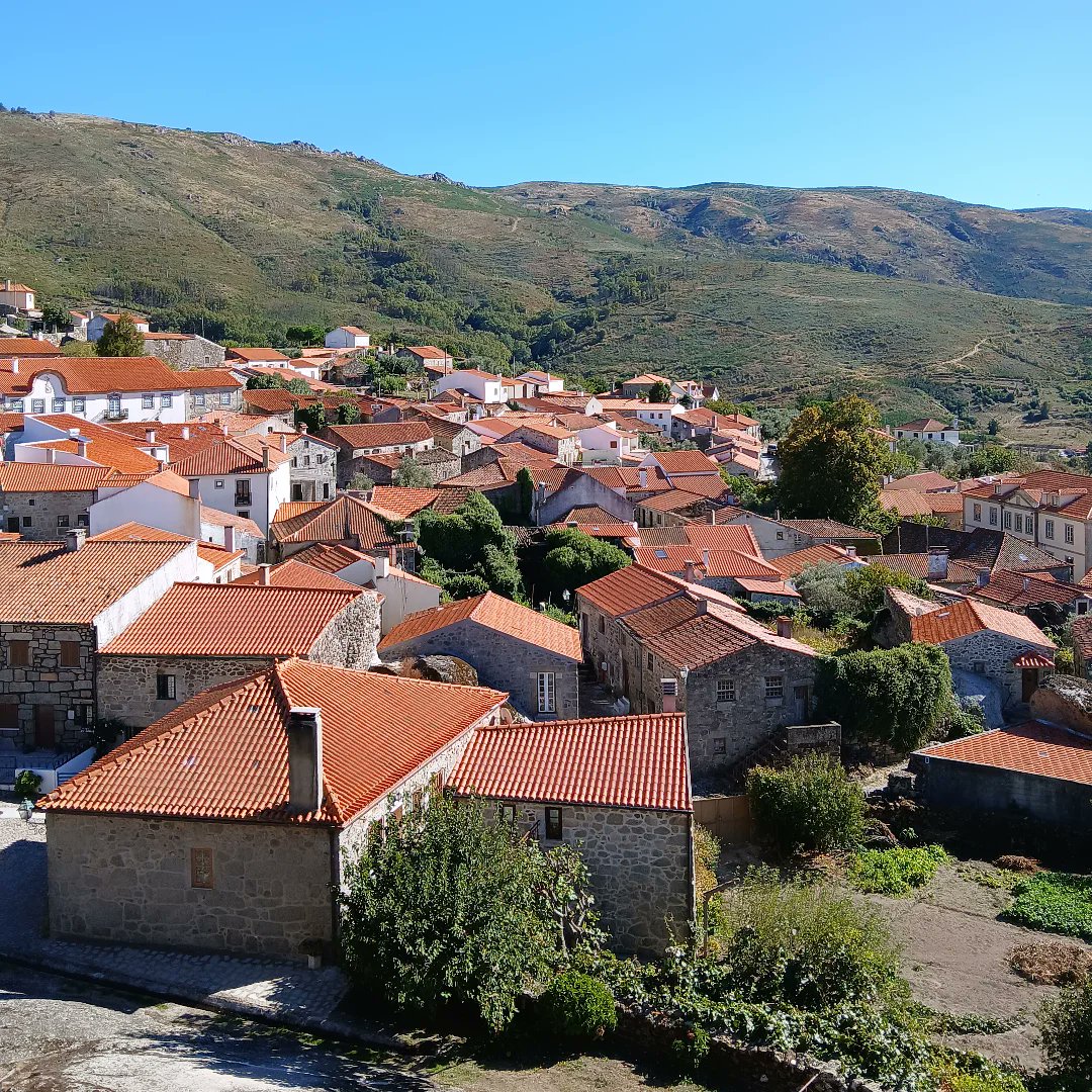 Entre ruas de pedra e fachadas cheias de memória, o casario da Aldeia Histórica de Linhares da Beira continua a encantar quem passa… e quem fica. ✨

📸 @luisabugalhao

#LinharesdaBeira #AldeiasHistoricas #Portugal