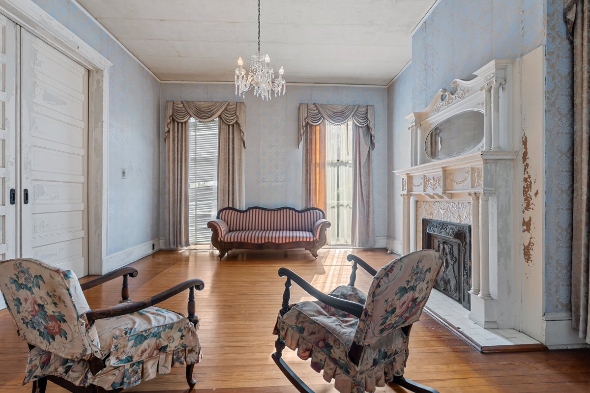 Zillow Gone Wild 🏡 tweet media