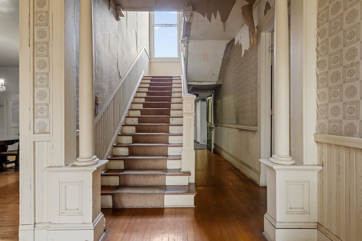 Zillow Gone Wild 🏡 tweet media