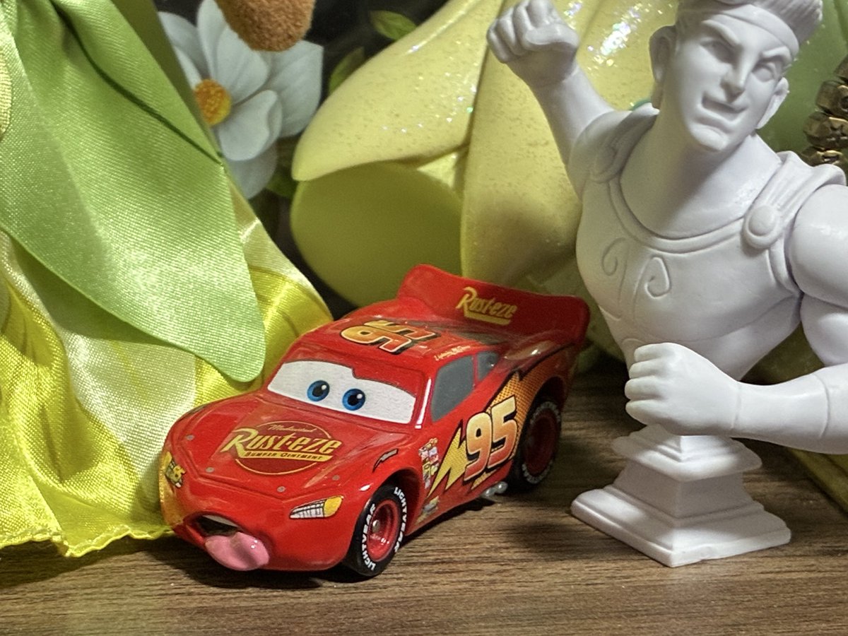 舌出しマックィーンのトミカ見せてあげるね