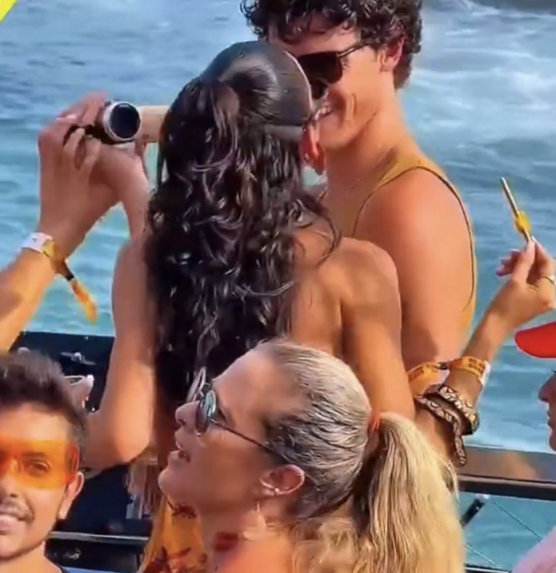 só queria alguém que me tratasse do jeito que o shawn mendes trata a bruna marquezine