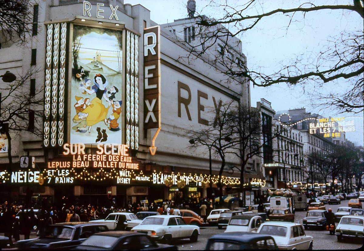 RexStudiosParis's tweet photo. Fin 1973, à l’occasion de la ressortie de Blanche-Neige et les Sept Nains, le #GrandRex programme le classique de Disney dans le cadre de la #FéeriedesEaux, pour le plus grand plaisir du public. https://t.co/xHz1X5qwaa