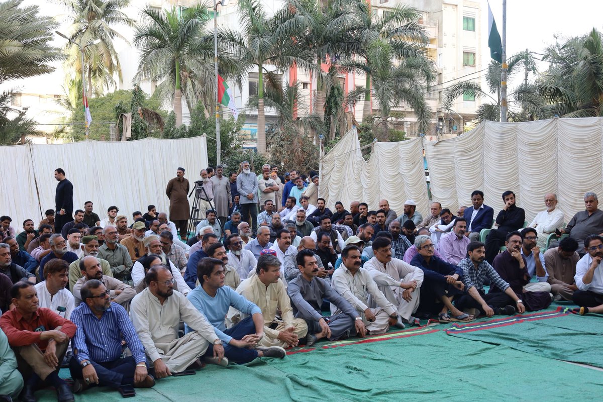 MQMPKOfficial's tweet photo. چیئرمین ایم کیو ایم ڈاکٹر خالد مقبول صدیقی کی زیرِ صدارت مرکز بہادرآباد سے متصل پارک میں ذمّہ داران کا اجلاس منعقد ہوا، 
#MQMPakistan @allaboutmqm @Conv_KMS https://t.co/PGZr8LSOLT