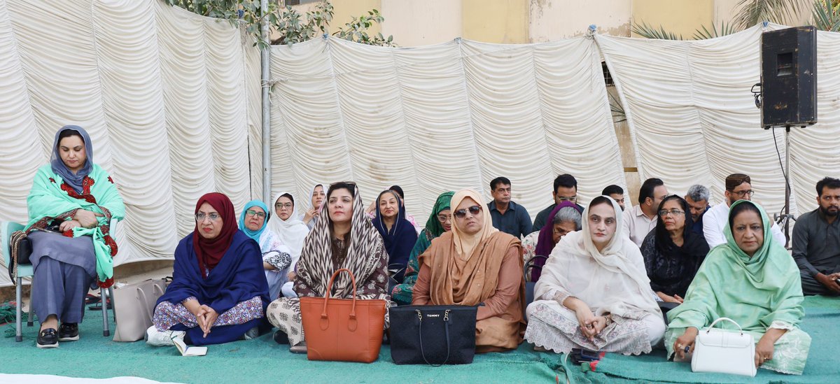 MQMPKOfficial's tweet photo. چیئرمین ایم کیو ایم ڈاکٹر خالد مقبول صدیقی کی زیرِ صدارت مرکز بہادرآباد سے متصل پارک میں ذمّہ داران کا اجلاس منعقد ہوا، 
#MQMPakistan @allaboutmqm @Conv_KMS https://t.co/PGZr8LSOLT