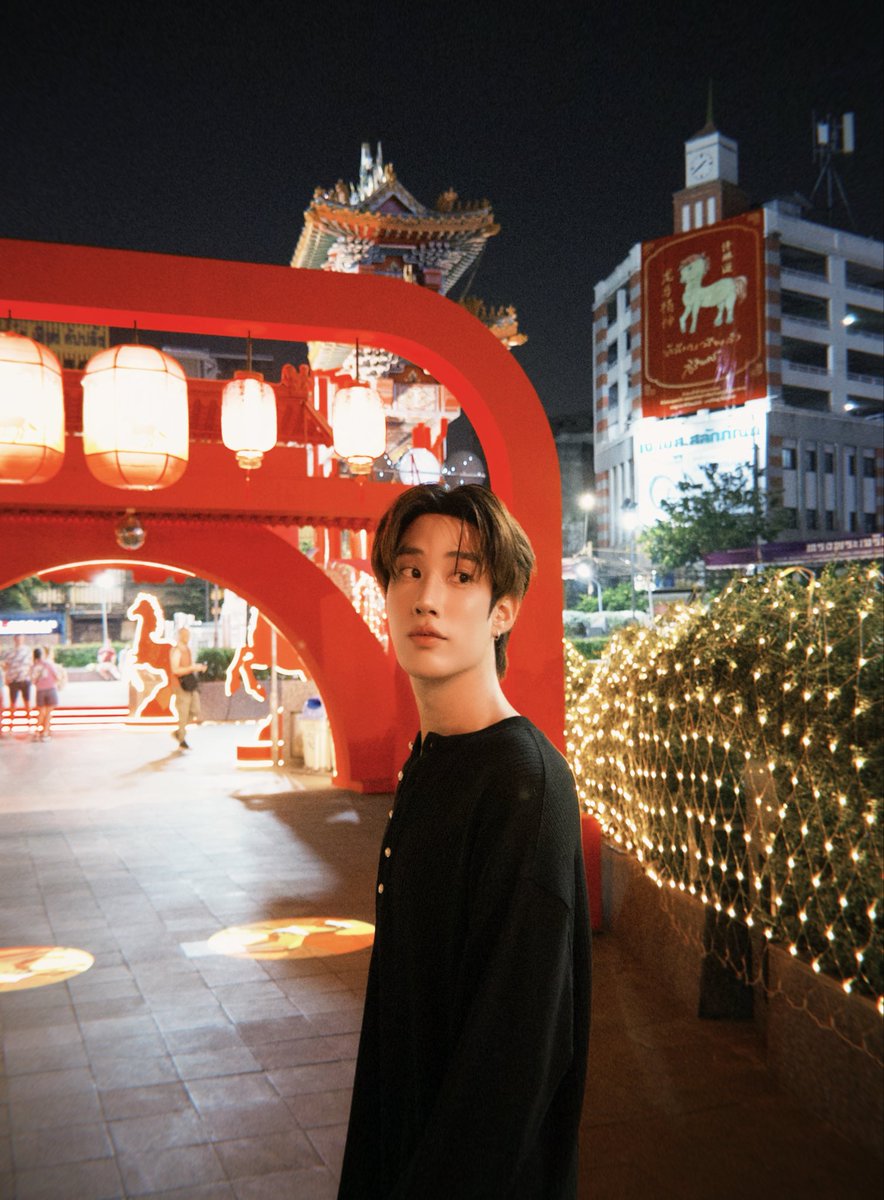 คือใช้ชีวิตแบบสามารถพบเจอได้ตาม วงเวียนโอเดียน เยาวราช วรจักร ตลาดน้อย แต่จิงๆมีแฟนแล้ว