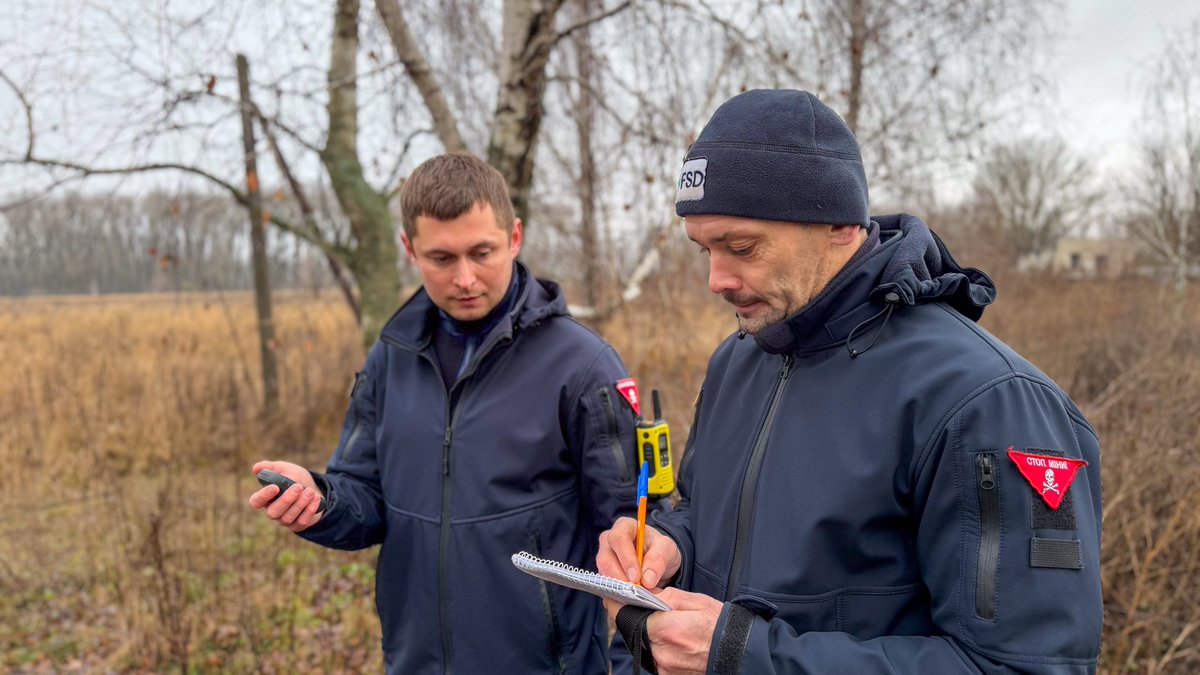 fsd__ch's tweet image. 🌾 Before land can be cleared, FSD teams carry out non-technical surveys to identify hazardeous areas.

During this process, land found to be free of #contamination is released — allowing farmers in Chernihiv, #Ukraine return to their fields sooner.