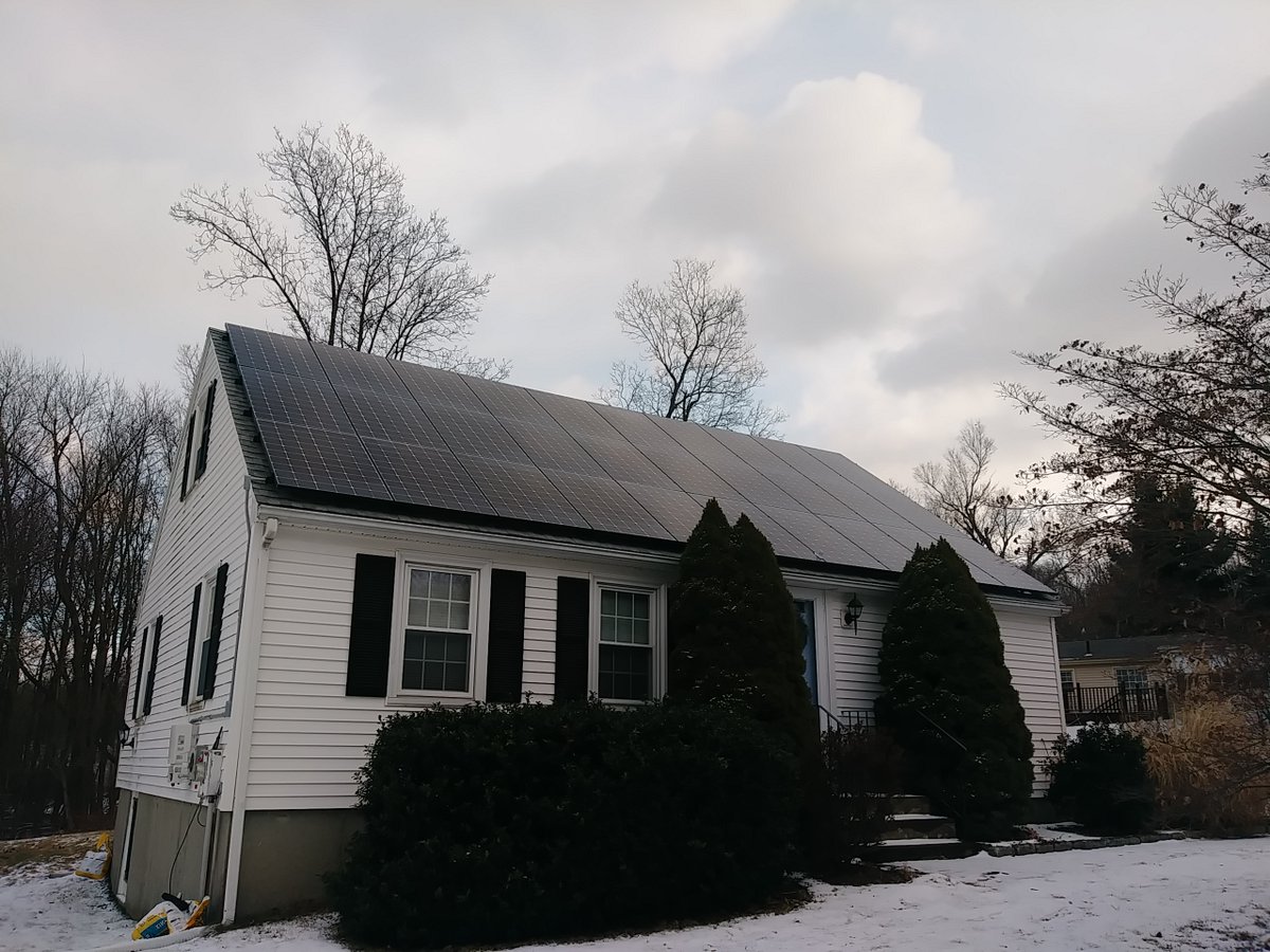 12" down in Auburn, 10" more to go. ❄️🌬️ To our Central MA customers: Your solar panels are engineered for these hurricane-force gusts and heavy snow loads. Your investment is built to stand strong. Stay safe! #blizzard #MABlizzard #winterstorm