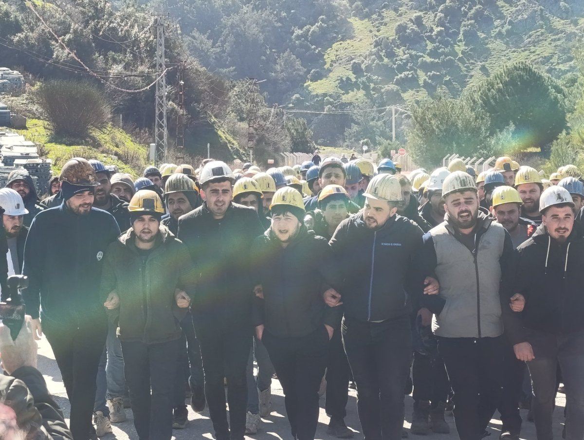 Film karesi değil gerçeğin ta kendisi..

Yerin derinliklerinde en ağır koşullarda çalışan 1243 maden işçisinin özlük hakları gasp ediliyor. Maaşları verilmiyor, ücretsiz izin, çıkış ile tehdit ediliyor. Sessiz kalma kölelik koşullarına bizleri mahkum edenlere karşı