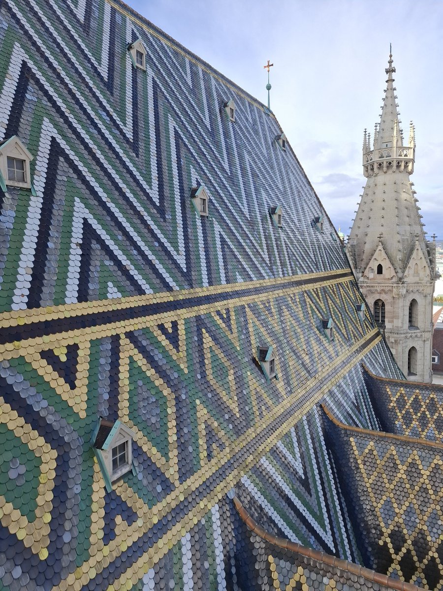 本日朝からシャンパンを飲む業務の3日目。
昼はウィーンの有名シュニッツェル店に20年ぶり訪問？
午後はカフェでケーキ。
そして珍しく教会の高い場所へエレベーターで(434段の階段を昇る側には行きません！)