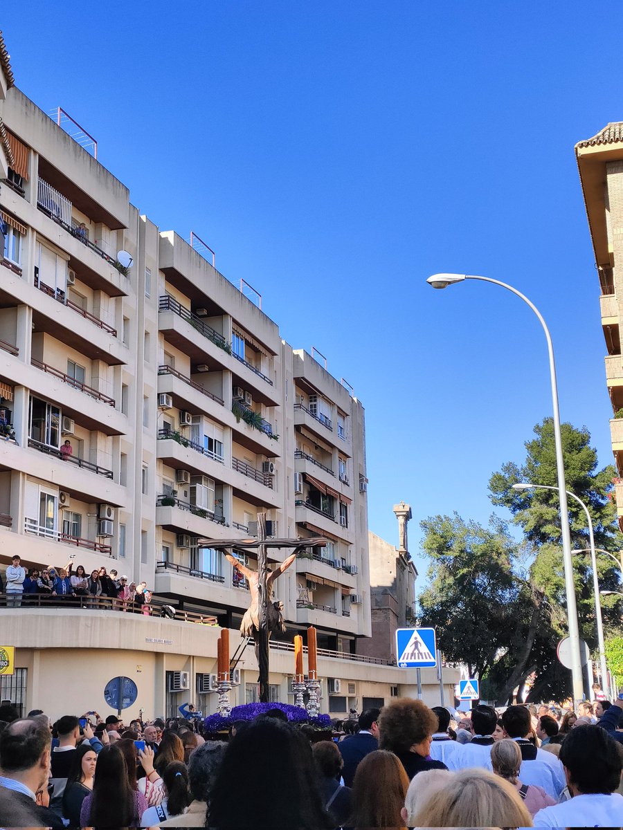 El traslado a la Catedral del Via Crucis del consejo a primera hora de la tarde del lunes es una absoluta gozada, público 100% Sevillano, sin catetos ni kofrades molestando.

¡QUE NUNCA CAMBIE ESTE FORMATO!

#SevillaParaLosSevillanos