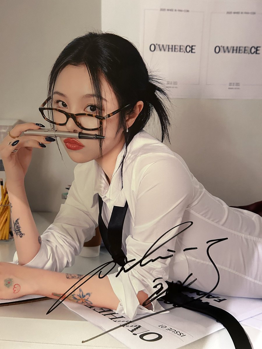 pomoonstar's tweet photo. 間近でフィインちゃんを鑑賞できてﾉﾑﾉﾑ最高❕❕産まれて来てくれて本当にｺﾏｳｫﾖ❕❕
そして今回なんとサイン入りポスター当たりまして❕❕震えました❣️
#おかえりフィインちゃん
#OWHEECE_IN_TOKYO
#フィイン  #WHEEIN  #휘인 https://t.co/XnyDO9amXO