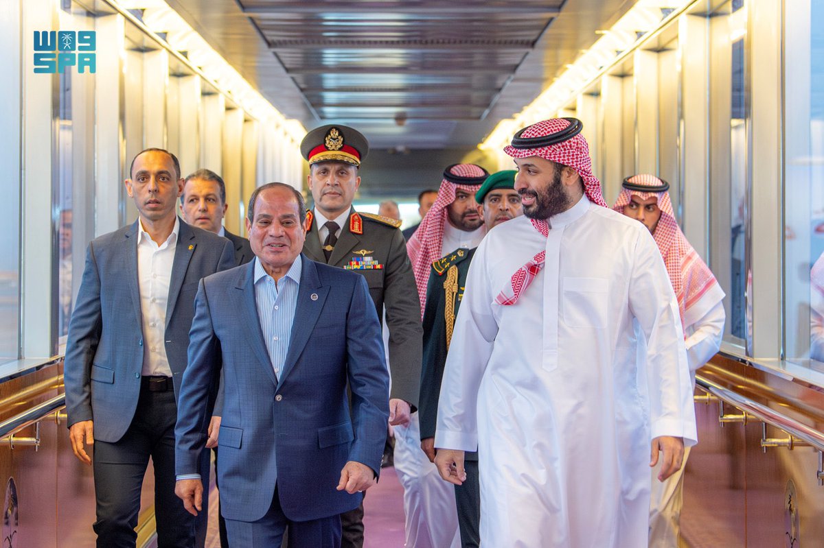 فخامة رئيس جمهورية مصر العربية يصل إلى #جدة وسمو #ولي_العهد في مقدمة مستقبليه